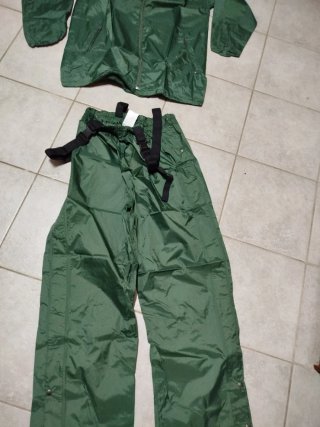 Set giacca e pantaloni impermeabili verdi
