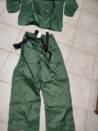Set giacca e pantaloni impermeabili verdi