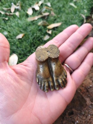 Piedi in bronzo