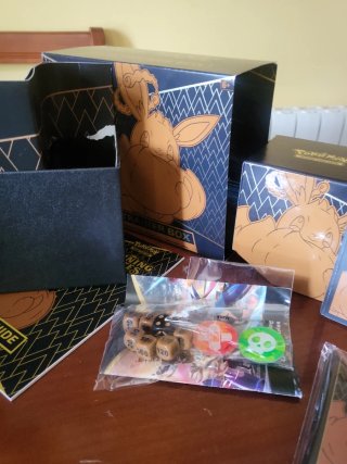 Caja y fundas Pokémon Shining Fates