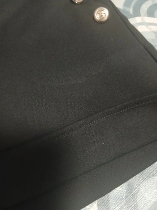 Bellissimo pantaloncino nero con bottoni dorati