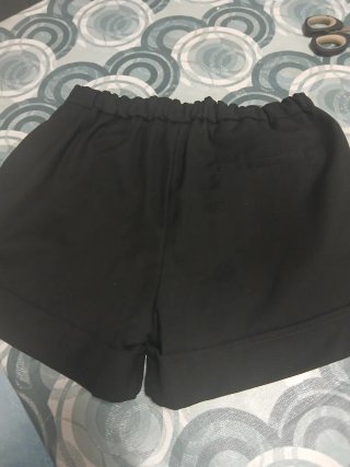 Bellissimo pantaloncino nero con bottoni dorati