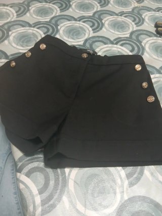 Bellissimo pantaloncino nero con bottoni dorati