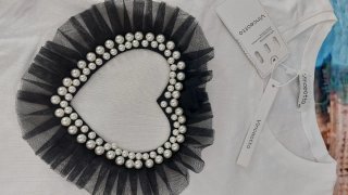 Abito bianco con cuore di perle