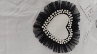 Abito bianco con cuore di perle