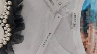Abito bianco con cuore di perle