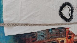 Abito bianco con cuore di perle