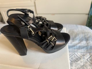Sandalias negras tacón plataforma y hebillas