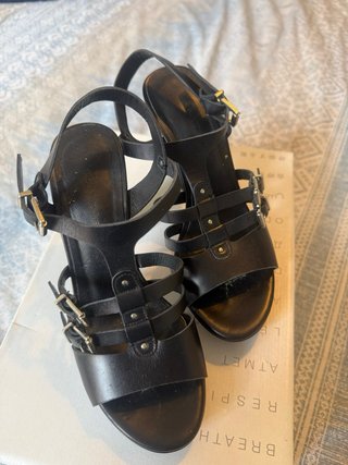 Sandalias negras tacón plataforma y hebillas