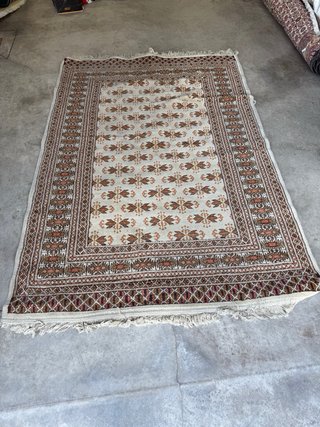 Alfombra de lana beige y marrón
