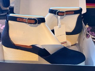 Sandalias Cuña Tommy Hilfiger Azul y Beige