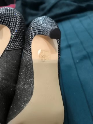 Zapatos de fiesta plateados MENBUR con lazo