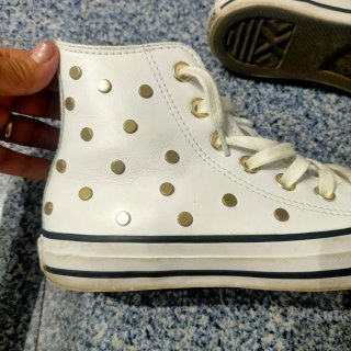 Zapatillas Converse Blancas con Tachuelas Doradas