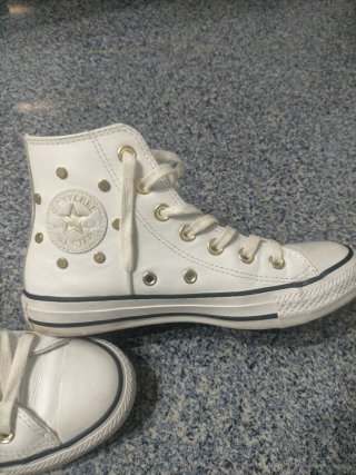 Zapatillas Converse Blancas con Tachuelas Doradas