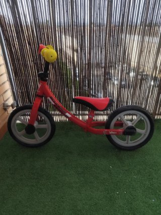 Bicicleta de equilibrio roja para niños