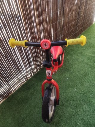 Bicicleta de equilibrio roja para niños
