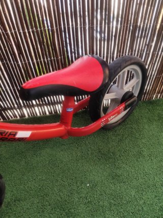 Bicicleta de equilibrio roja para niños