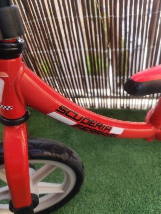 Bicicleta de equilibrio roja para niños
