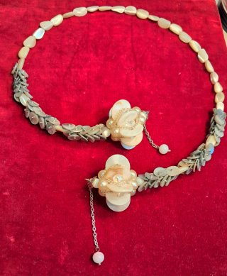 Collar de perlas y flores de nácar
