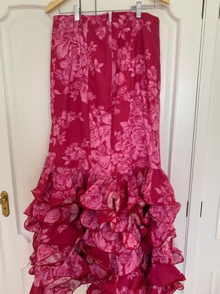 Falda flamenca volantes flores rosa