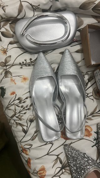 Bolso y zapatos plateados