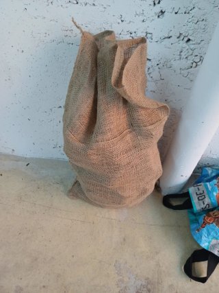 Saco leña de encina seca para barbacoa