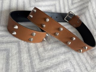 Cinturón de cuero marrón con tachuelas