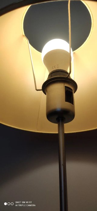 Lámpara de pie moderna metal con tulipa beige