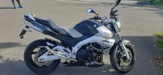 Suzuki 600 Naked Negra y Plateada GSR