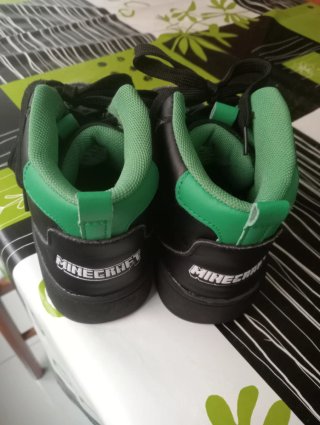 Tenis para niño negros y verdes. Talla 33/34