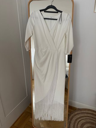 Vestido blanco elegante con flecos