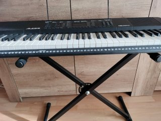 Teclado Alesis Melody 61 con soporte y banqueta