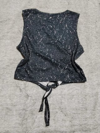Top deportivo negro con salpicaduras rosas