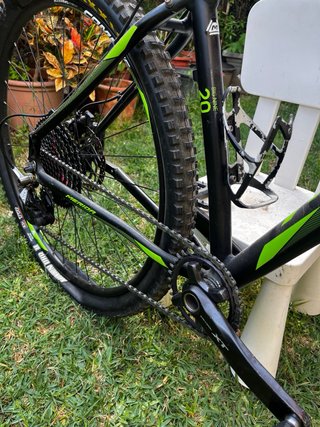 Bicicleta de montaña negra y verde