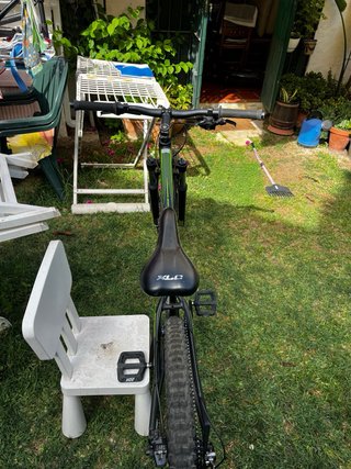 Bicicleta de montaña negra y verde
