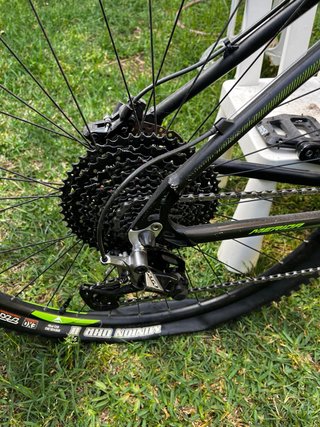 Bicicleta de montaña negra y verde