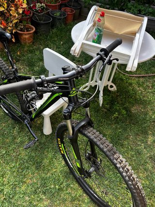 Bicicleta de montaña negra y verde