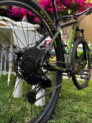Bicicleta de montaña negra y verde