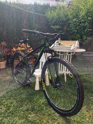 Bicicleta de montaña negra y verde