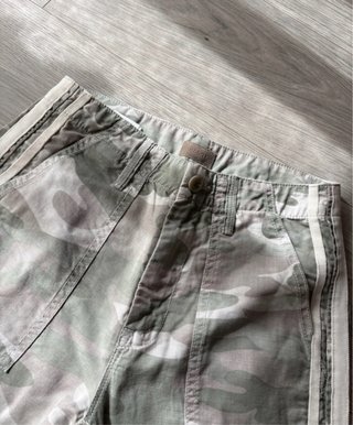 Pantalón ancho camuflaje mujer