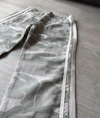 Pantalón ancho camuflaje mujer