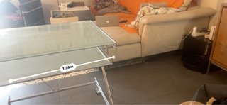 Mesa auxiliar cristal y metal con ruedas