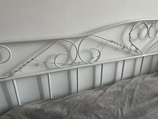 Armazón de cama de metal blanco