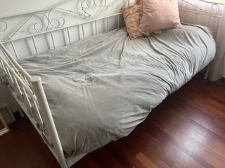 Armazón de cama de metal blanco