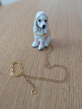 Perrito con doble arnés y cadena para Nancy Otoño