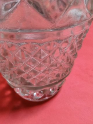 Vaso decorativo in vetro lavorato