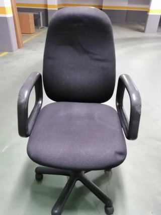Silla de Oficina Negra con Brazos