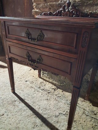 Mesilla de madera con cajones