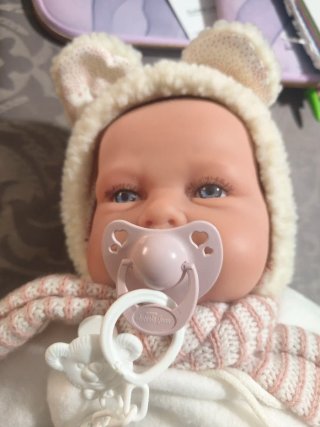 Muñeco bebé con canastilla tela. Con sonidos de bb