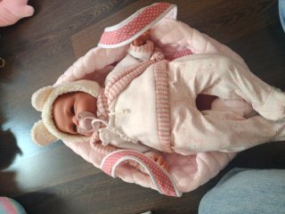 Muñeco bebé con canastilla tela. Con sonidos de bb